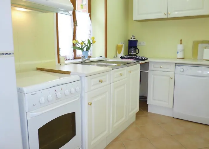 3 Bedroom Cozy In Brucheville *