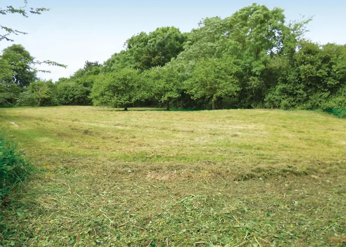 3 Bedroom Cozy In Brucheville Hébergement de vacances *